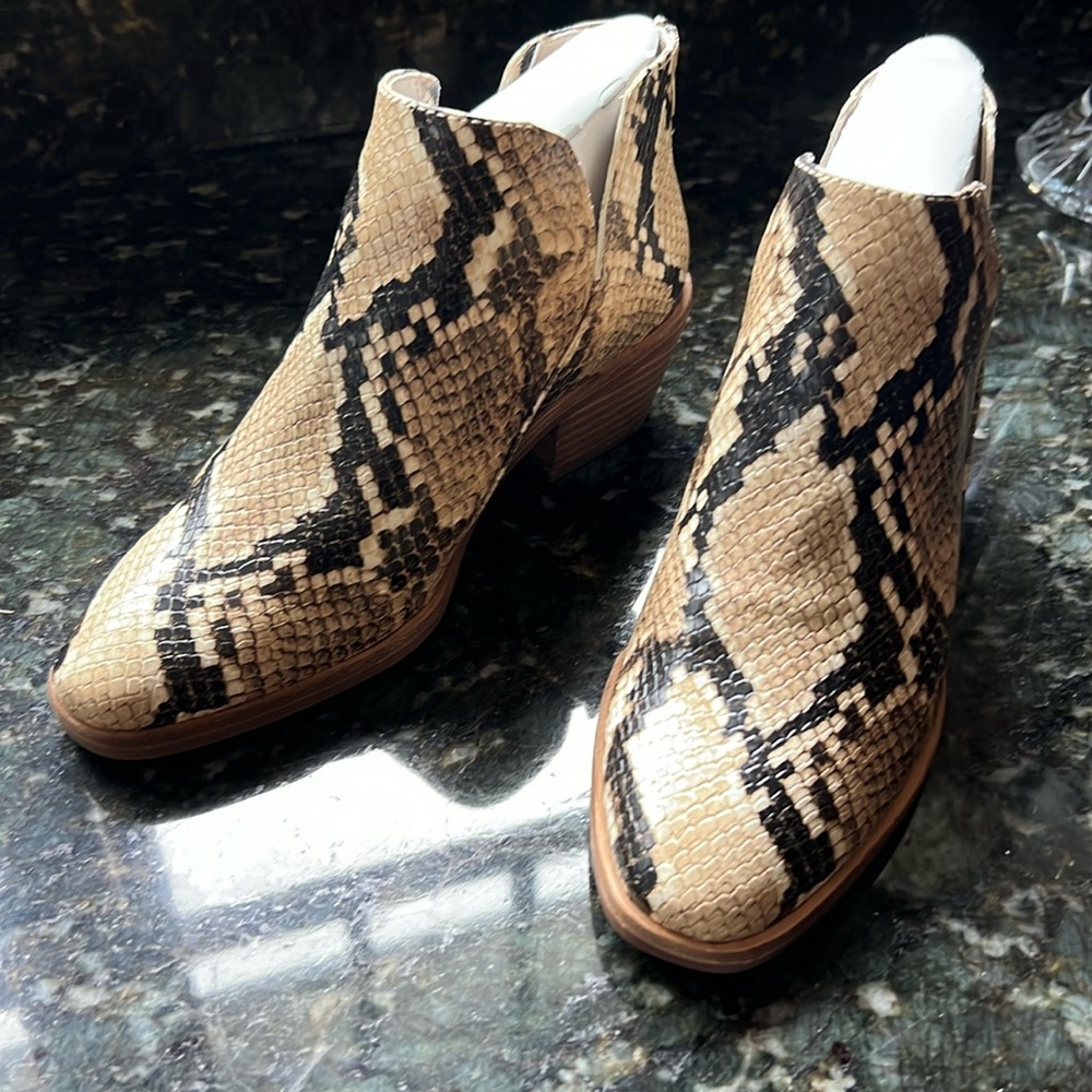 New Ladies ankle boot-size 7M by Vince Camuto